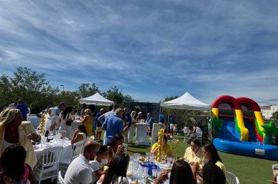 Assiette avec un jarret d'agneau en sauce et un millefeuille de légumes, servie sur une table dressée.