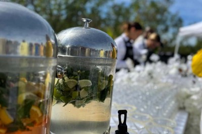 Assiette avec un jarret d'agneau en sauce et un millefeuille de légumes, servie sur une table dressée.