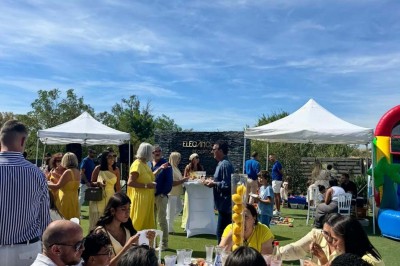 Assiette avec un jarret d'agneau en sauce et un millefeuille de légumes, servie sur une table dressée.