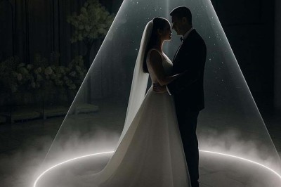 Assiette avec un jarret d'agneau en sauce et un millefeuille de légumes, servie sur une table dressée.