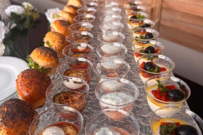 Assiette avec un jarret d'agneau en sauce et un millefeuille de légumes, servie sur une table dressée.