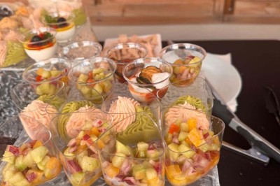 Assiette avec un jarret d'agneau en sauce et un millefeuille de légumes, servie sur une table dressée.