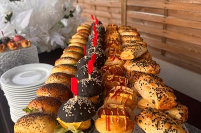 Assiette avec un jarret d'agneau en sauce et un millefeuille de légumes, servie sur une table dressée.