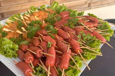 Assiette avec un jarret d'agneau en sauce et un millefeuille de légumes, servie sur une table dressée.