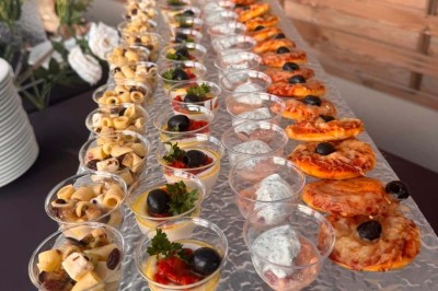 Assiette avec un jarret d'agneau en sauce et un millefeuille de légumes, servie sur une table dressée.