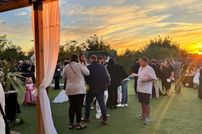Assiette avec un jarret d'agneau en sauce et un millefeuille de légumes, servie sur une table dressée.