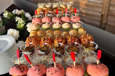 Assiette avec un jarret d'agneau en sauce et un millefeuille de légumes, servie sur une table dressée.