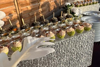 Assiette avec un jarret d'agneau en sauce et un millefeuille de légumes, servie sur une table dressée.