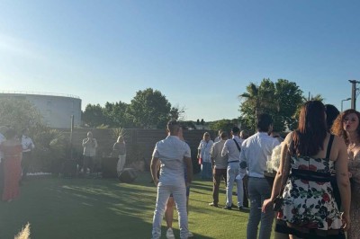 Assiette avec un jarret d'agneau en sauce et un millefeuille de légumes, servie sur une table dressée.