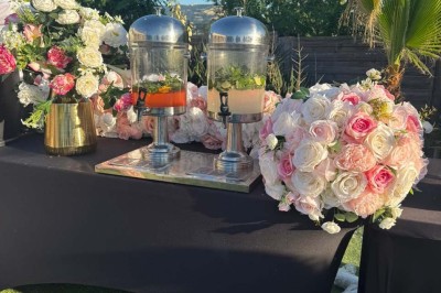 Assiette avec un jarret d'agneau en sauce et un millefeuille de légumes, servie sur une table dressée.