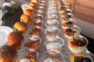 Assiette avec un jarret d'agneau en sauce et un millefeuille de légumes, servie sur une table dressée.