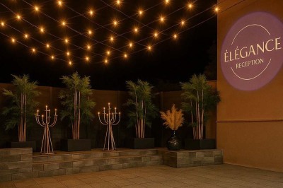 Assiette avec un jarret d'agneau en sauce et un millefeuille de légumes, servie sur une table dressée.