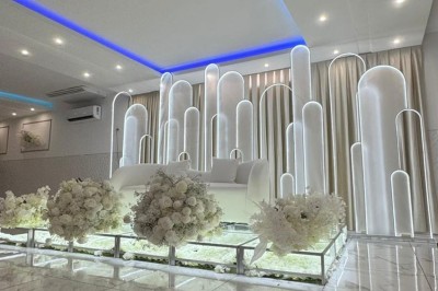 Assiette avec un jarret d'agneau en sauce et un millefeuille de légumes, servie sur une table dressée.