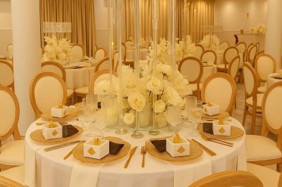 Assiette avec un jarret d'agneau en sauce et un millefeuille de légumes, servie sur une table dressée.