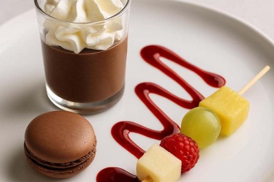 Assiette avec un jarret d'agneau en sauce et un millefeuille de légumes, servie sur une table dressée.