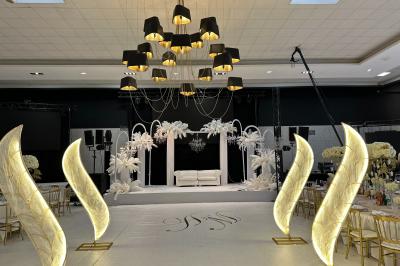 Salon avec canapé beige, table basse ronde, commode en bois sculpté et sol en carreaux décoratifs.