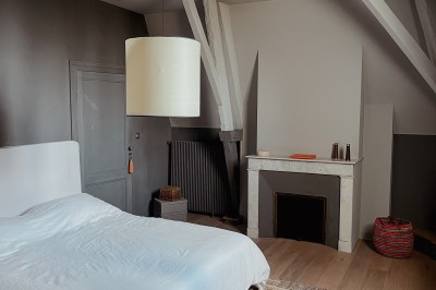 Miniature Chambre 3 Vue sur une piscine extérieure entourée de pelouse, avec un lac et des arbres en arrière-plan sous un ciel dégagé.