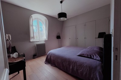 Miniature Chambre 5 Vue sur une piscine extérieure entourée de pelouse, avec un lac et des arbres en arrière-plan sous un ciel dégagé.