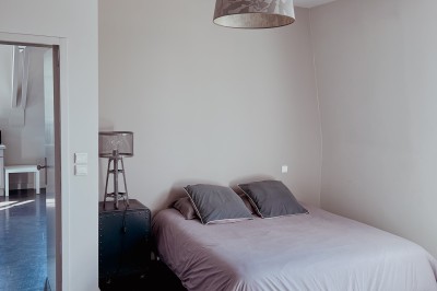 Miniature Chambre du studio Vue sur une piscine extérieure entourée de pelouse, avec un lac et des arbres en arrière-plan sous un ciel dégagé.