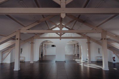 Façade éclairée du Château Larrivet Haut-Brion avec des invités visibles à travers les grandes fenêtres.