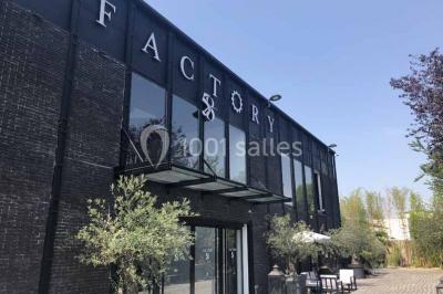 Couloir élégant avec tapis rouges, murs noirs brillants, éclairage bleu et lustre central en cristal.