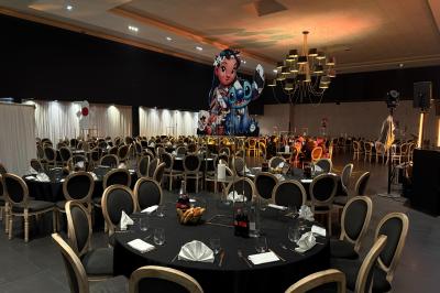 Couloir élégant avec tapis rouges, murs noirs brillants, éclairage bleu et lustre central en cristal.