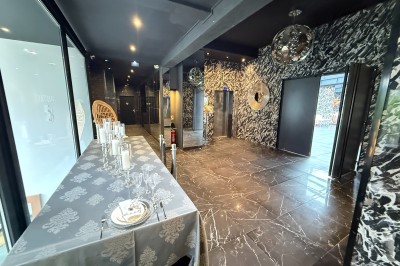 Miniature Lobby open sky Salle de conférence moderne avec des rangées de chaises noires, sol en marbre et toit vitré laissant entrer la lumière…