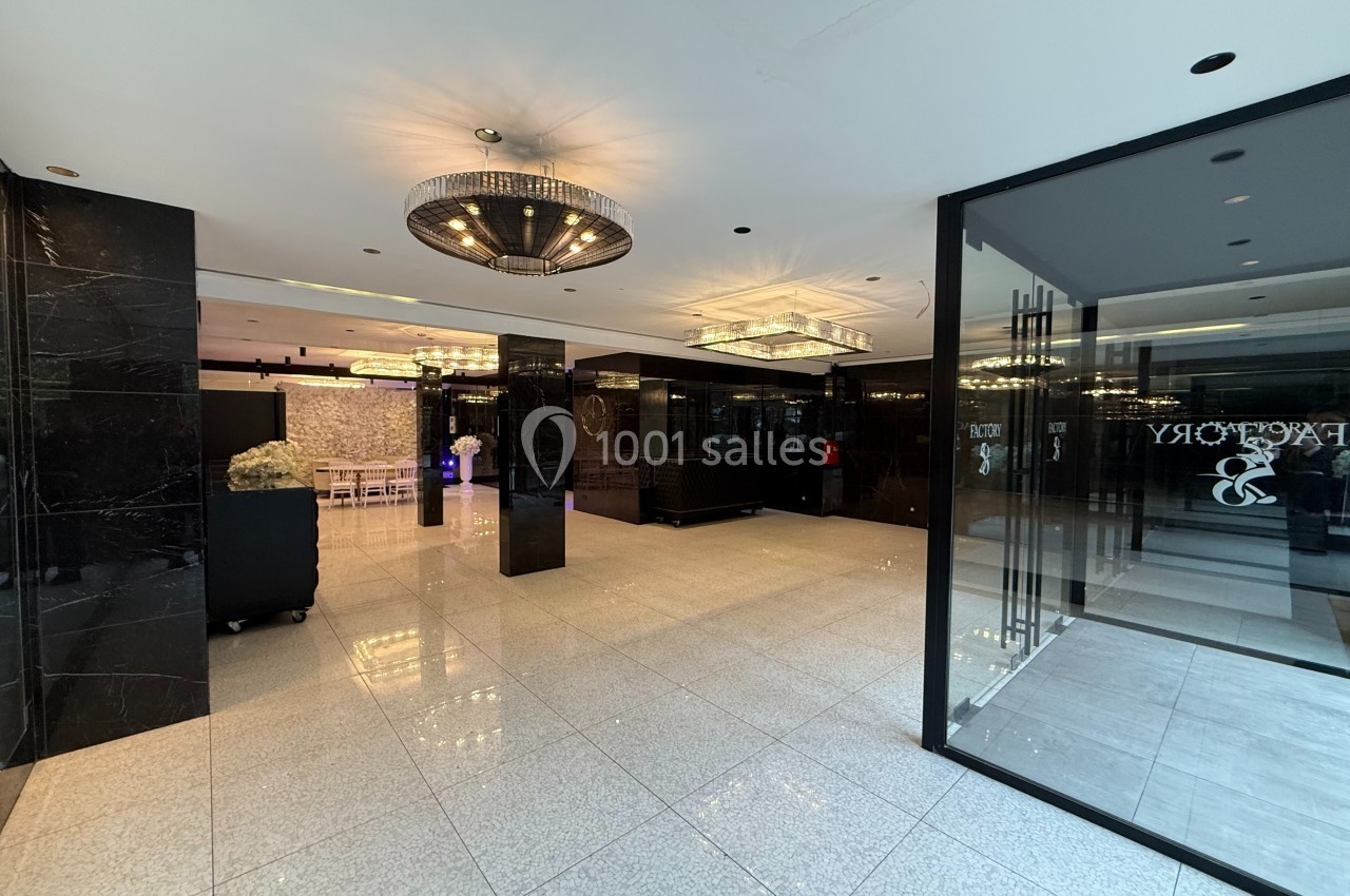 Loft villa Hall d'entrée moderne avec sol en carrelage brillant, murs noirs, lustres et portes vitrées.