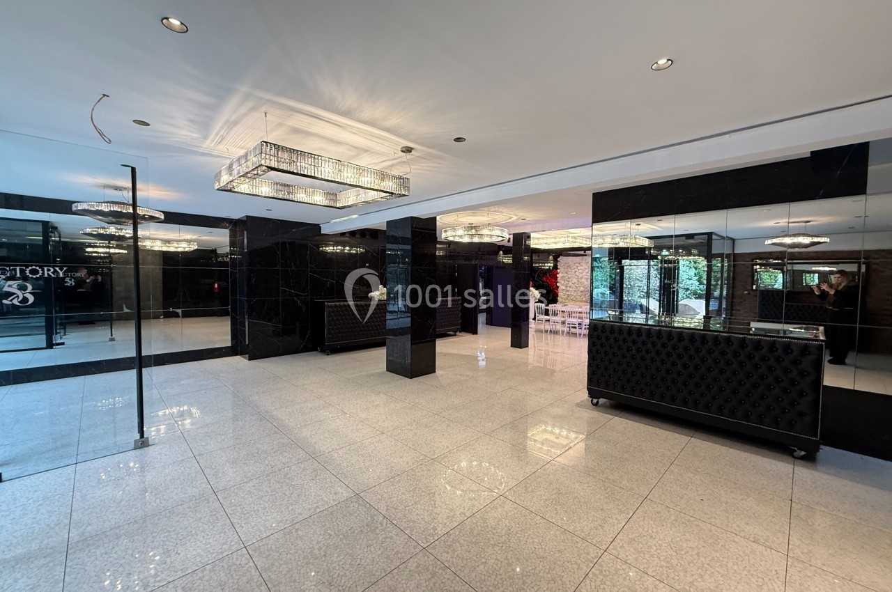 Loft villa Hall d'entrée moderne avec sol en carrelage clair, murs sombres, lustres suspendus et mobilier élégant.