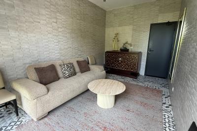 Miniature Loge villa Salle de conférence moderne avec des rangées de chaises noires, sol en marbre et toit vitré laissant entrer la lumière…