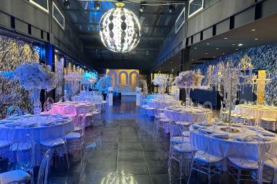 Miniature Salle open sky Salle de conférence moderne avec des rangées de chaises noires, sol en marbre et toit vitré laissant entrer la lumière…