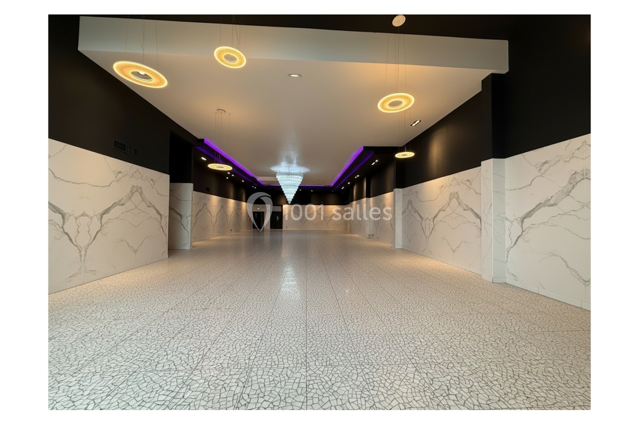 salle villa Couloir spacieux avec sol texturé, murs effet marbre, éclairage moderne et plafonnier central lumineux.