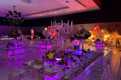 Miniature Soirée square Salle de conférence moderne avec des rangées de chaises noires, sol en marbre et toit vitré laissant entrer la lumière…