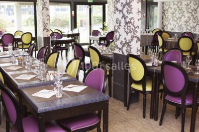 Salon moderne avec canapé, fauteuils en rotin, table basse en verre, décoration minimaliste et murs neutres.