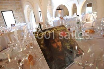 Des musiciens en tenue blanche et rayée jouent des percussions en extérieur, près d'une petite fille.