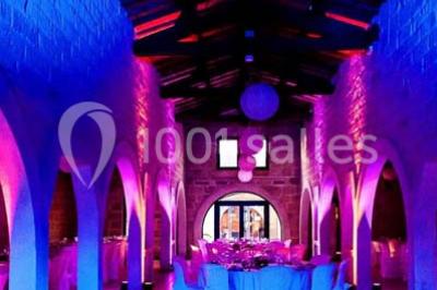 Des musiciens en tenue blanche et rayée jouent des percussions en extérieur, près d'une petite fille.