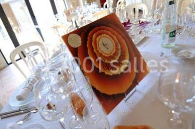 Des musiciens en tenue blanche et rayée jouent des percussions en extérieur, près d'une petite fille.