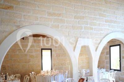 Des musiciens en tenue blanche et rayée jouent des percussions en extérieur, près d'une petite fille.