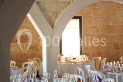 Des musiciens en tenue blanche et rayée jouent des percussions en extérieur, près d'une petite fille.