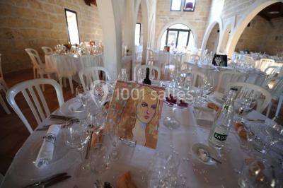Des musiciens en tenue blanche et rayée jouent des percussions en extérieur, près d'une petite fille.