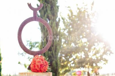 Des musiciens en tenue blanche et rayée jouent des percussions en extérieur, près d'une petite fille.