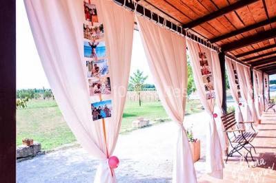 Des musiciens en tenue blanche et rayée jouent des percussions en extérieur, près d'une petite fille.