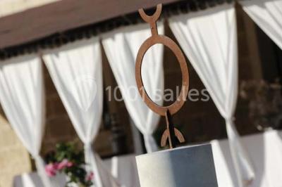 Des musiciens en tenue blanche et rayée jouent des percussions en extérieur, près d'une petite fille.