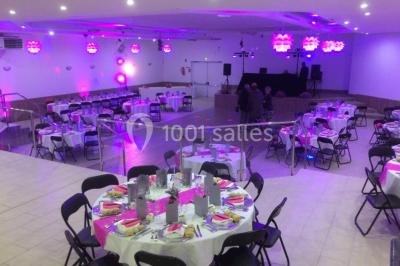 Parking extérieur rempli de voitures, avec un homme debout près d'une Audi noire sous un ciel dégagé.