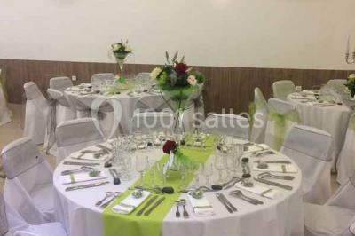 Parking extérieur rempli de voitures, avec un homme debout près d'une Audi noire sous un ciel dégagé.