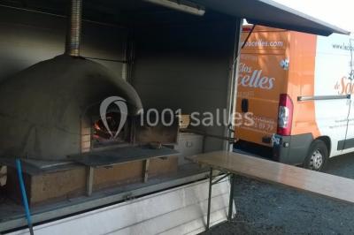 Maisons en rangée avec façades en bois, entourées d'arbres et d'espaces verts, sous un ciel dégagé.