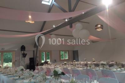 Maisons en rangée avec façades en bois, entourées d'arbres et d'espaces verts, sous un ciel dégagé.