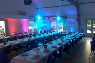 Maisons en rangée avec façades en bois, entourées d'arbres et d'espaces verts, sous un ciel dégagé.