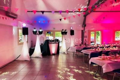Maisons en rangée avec façades en bois, entourées d'arbres et d'espaces verts, sous un ciel dégagé.