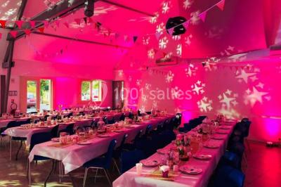 Maisons en rangée avec façades en bois, entourées d'arbres et d'espaces verts, sous un ciel dégagé.